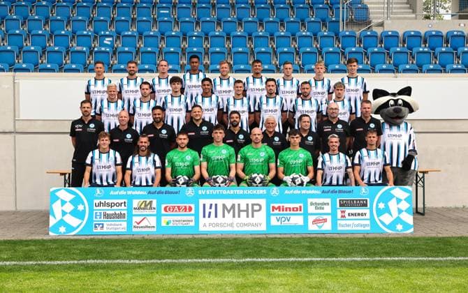 BAU 15 07 2025 Stuttgart Degerloch Football SV Stuttgarter Kickers photo session, team photo, front 1 row from left Nico Blank, Sinan Tekerci, David Mitrovic, Bela Dumrath, Felix Dornebusch, Leon Neaime, Christian Mauersberger, Mario Borac 2 row from left Coach Marco Wildersinn, Dominik Lang Co Coach , Kerem Arslan Co Coach , Denis Jercic Goalkeeper Coach , Konstantin Konstantinidis Athletics Coach , Willi Mast Bus Driver Coach , Dieter Kerschbaum Equipment Manager Coach , Alexander Röth Physiotherapist , Timo Neuhaus Team Coach , Mascot Waldi 3 row from left Per Lockl, David Tomic, Lirijon Abdullahu, David Udogu, Maximilian Zaiser, Flamur Berisha, Lukas Kiefer, Nevio Schembri 4th row from left Nico Fundel, David Braig, Marlon Faß, Jacob Danquah, Brian Behrendt, Milan Petrovic, Meris Skenderovic, Oskar Hencke, Vincent Schwab
