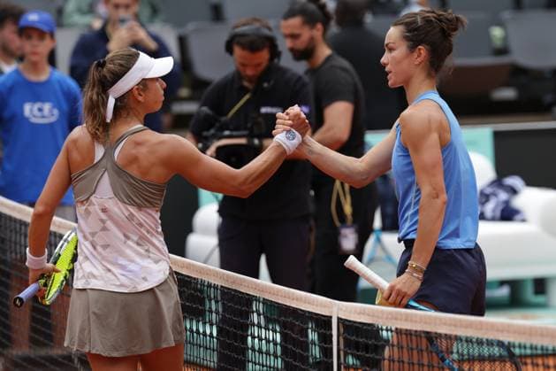 GER, Hamburg, xFSx, ATP250 Womens Tennis Tournament , MSC Hamburg Ladies Open 2025 , Round of 32 , Sixteenth Final ,15 07 2025 v l Julia Grabher AUT congratulates Lois Boisson FRA on her victory Copyright: HMBxMedia FernandoxSoares