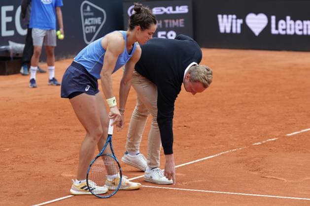 GER, Hamburg, xFSx, ATP250 Womens Tennis Tournament , MSC Hamburg Ladies Open 2025 , Round of 32 , Sixteenth Final , 15 07 2025 v l Lois Boisson FRA checks with the referee if the ball has landed in the court Copyright: HMBxMedia FernandoxSoares