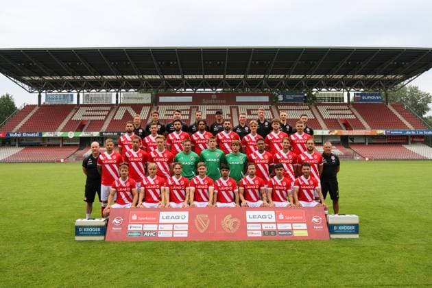 FC Energie Cottbus 3 Liga, Porträttermin 2025 2026, Team photo, hi row from left Tim Schneider Athletic Trainer , Julian Thies Video Analyst , Marvin Gordon Jahn Goalkeeper Coach , Gianluca Fraternali Athletic Trainer , Claus Dieter Wollitz Head Coach , Tobias Röder Co Trainer , Anton Wittmann Goalkeeper Trainer , Bruno Martin Physiotherapist , Bastian Rost Physiotherapist 3 row from left Romarjo Hajrulla, Axel Borgmann, Dominik Pelivan, Leon Guwara, Tolcay Cigerci, Lukas Michelbrink, Tim Campulka, Erik Engelhardt 2nd row from left Andre Günther Team manager Timmy Thiele, Nyamekye Awortwie Grant, Ted Tattermusch, Alexander Sebald, Elias Bethke, Adam Laszcynski, Justin Butler, Moritz Hannemann, Dennis Slamar Andre Robock Assistant team manager from left to right Jonas Hofmann, Finn Heidrich, Janis Juckel, Erik Tallig, Can Moustfa, Henry Rorig, Jannis Boziaris, Theo Ogbidi Football 3 Liga 2025 2026 Official team photo FC Energie Cottbus