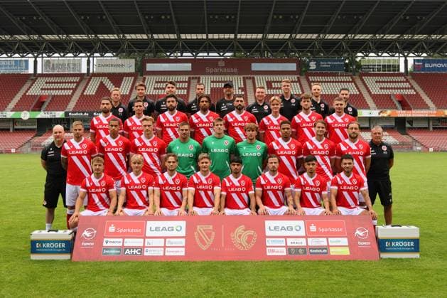 FC Energie Cottbus 3 Liga, Porträttermin 2025 2026, Team photo, hi row from left Tim Schneider Athletic Trainer , Julian Thies Video Analyst , Marvin Gordon Jahn Goalkeeper Coach , Gianluca Fraternali Athletic Trainer , Claus Dieter Wollitz Head Coach , Tobias Röder Co Trainer , Anton Wittmann Goalkeeper Trainer , Bruno Martin Physiotherapist , Bastian Rost Physiotherapist 3 row from left Romarjo Hajrulla, Axel Borgmann, Dominik Pelivan, Leon Guwara, Tolcay Cigerci, Lukas Michelbrink, Tim Campulka, Erik Engelhardt 2nd row from left Andre Günther Team manager Timmy Thiele, Nyamekye Awortwie Grant, Ted Tattermusch, Alexander Sebald, Elias Bethke, Adam Laszcynski, Justin Butler, Moritz Hannemann, Dennis Slamar Andre Robock Assistant team manager from left to right Jonas Hofmann, Finn Heidrich, Janis Juckel, Erik Tallig, Can Moustfa, Henry Rorig, Jannis Boziaris, Theo Ogbidi Football 3 Liga 2025 2026 Official team photo FC Energie Cottbus