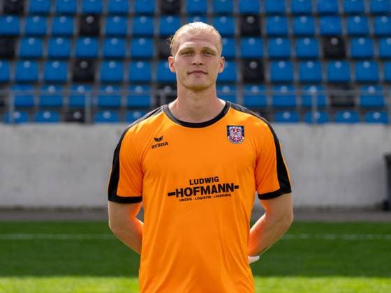 15 07 2025, xhfmx, Fußball Regionalliga Suedwest, FSV Frankfurt Fototermin Saison 2025 26 Lucas Becker FSV Frankfurt DFL DFB REGULATIONS PROHIBIT ANY USE OF PHOTOGRAPHS as IMAGE SEQUENCES and or QUASI VIDEO Frankfurt am Main