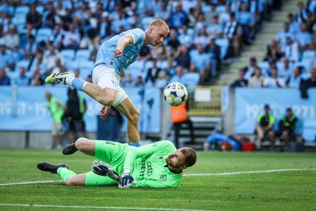 MALMÖ, SWEDEN 20250715 Malmö s Daniel Gudjohnsen 32 and Iberia s goalkeeper Giorgi Makaridze 31 in action during the UEFA Champions League first qualifying round, second leg, soccer match between Malmo FF and FC Iberia 1999 Georgia at Malmo New Stadium, in Malmo, Sweden, on July 15, 2025 MALMÖ SWEDEN x11830x  Copyright: xAndersxBjurö TTx SWEDEN SOCCER CL MALMO-IBERIA