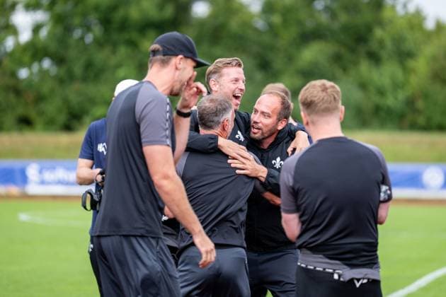 Darius Scholtysik SV Darmstadt 98, Co Coach , Florian Kohfeldt SV Darmstadt 98, Coach and Florian Bauer SV Darmstadt 98 cheer about the victory in a push-up challenge against the players, SV Darmstadt 98, Football, 2 Bundesliga, Training camp, 6 day, 15 07 2025 SV Darmstadt 98, Football, 2 Bundesliga, Training camp, 6 day, 15 07 2025 Bad Wörishofen Copyright: xEibner-Pressefoto FlorianxWiegandx EP_FWD