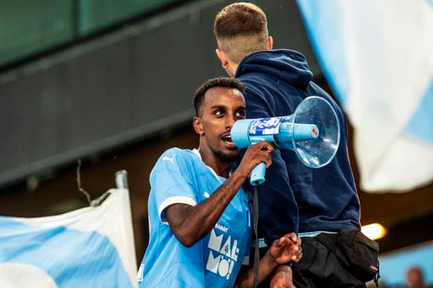 250715 Taha Ali of Malmö FF celebrates with the supporters after the UEFA Champions League qualifier football match between Malmö FF and FC Iberia 1999 on July 15, 2025 in Malmö Photo Christian Örnberg BILDBYRAN COP 166 CO0587 fotboll football soccer fotball uefa champions league gualifiers champions league malmö ff fc iberia bbeng crowd cheering  Copyright: CHRISTIANxÖRNBERG BB250715CO117