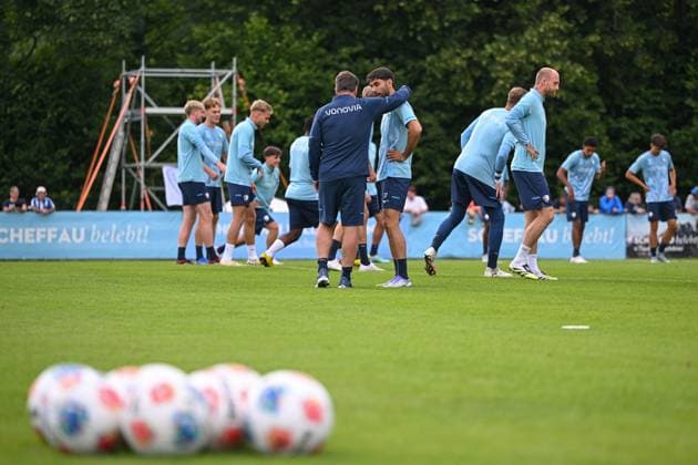 15 07 2025, Football, Season 2025 2026, 2 Bundesliga, Preparation, VfL Bochum summer training camp in Scheffau am Wilden Kaiser, Coach Dieter Hecking VfL Bochum 1848 talks to Gerrit Holtmann VfL Bochum 1848 xRHR PHOTO YYx Copyright: RHR-FOTOx RHR-FOTO YY