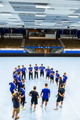 15 07 2025, GER, Handball, Men, Season 25 26, 1 Daikin Handball Bundesliga, ThSV Eisenach public training shows the team at the official training at the start of the season around coach Sebastian Hinze ThSV Eisenach,coach 99817 Eisenach Werner Assmann Halle Am Sportp Thueringen Germany