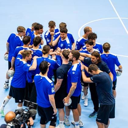 15 07 2025, GER, Handball, Men, Season 25 26, 1 Daikin Handball Bundesliga, ThSV Eisenach public training shows the team at the official training at the start of the season around coach Sebastian Hinze ThSV Eisenach,coach 99817 Eisenach Werner Assmann Halle Am Sportp Thueringen Germany
