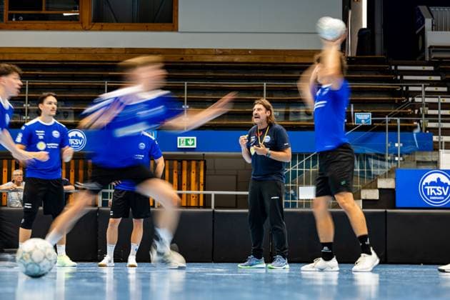 15 07 2025, GER, Handball, Men, Season 25 26, 1 Daikin Handball Bundesliga, ThSV Eisenach public training Sebastian Hinze ThSV Eisenach,Trainer 99817 Eisenach Werner Assmann Halle Am Sportp Thueringen Germany
