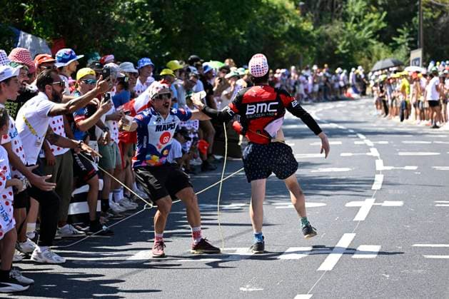 Tour de France 2025 Stage 11 TOULOUSE, FRANCE - JULY 16 : Illustration picture of fans on Côte de Pech David during stage 11 of the 112th edition of Tour de France an UCI World Tour 2.UWT cycling road race stage for Men Elite of 154 km with start in Toulouse and finish in Toulouse on July 16, 2025 in Toulouse, France, 16 07 2025 ( Motordriver Kenny Verfaillie - Toulouse France  Copyright: xJanxDexMeuleneirx