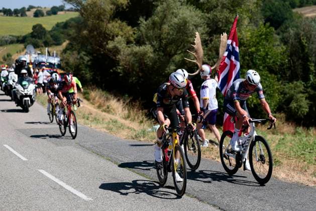 Tour de France 2025 Stage 11 TOULOUSE, FRANCE - JULY 16 : Van Der Poel Mathieu (NED) of Alpecin - Deceuninck, Van Aert Wout (BEL) of Team Visma - Lease a Bike pictured during stage 11 of the 112th edition of Tour de France an UCI World Tour 2.UWT cycling road race stage for Men Elite of 154 km with start in Toulouse and finish in Toulouse on July 16, 2025 in Toulouse, France, 16 07 2025 ( Motordriver Kenny Verfaillie - Toulouse France  Copyright: xLucaxBettinix