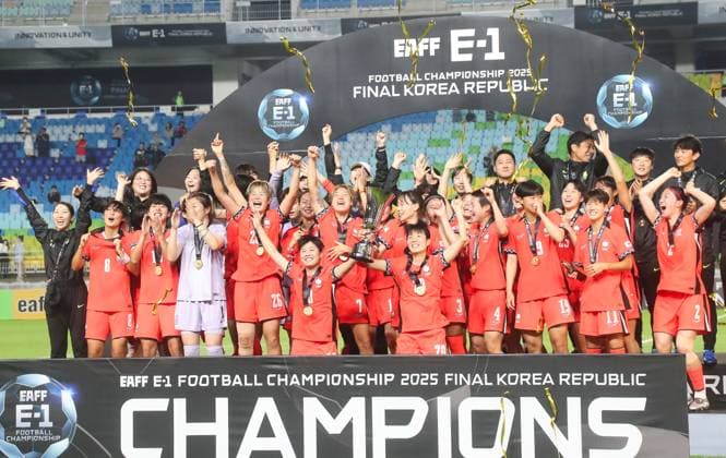 (250716) -- SUWON, July 16, 2025 -- Players of South Korea celebrate during the awarding ceremony after the women s match between South Korea and Chinese Taipei at the EAFF (East Asian Football Federation) E-1 Football Championship 2025 Final in Suwon, South Korea, July 16, 2025. ) (SP)SOUTH KOREA-SUWON-FOOTBALL-EAFF E-1-WOMEN-SOUTH KOREA VS CHINESE TAIPEI YaoxQilin 