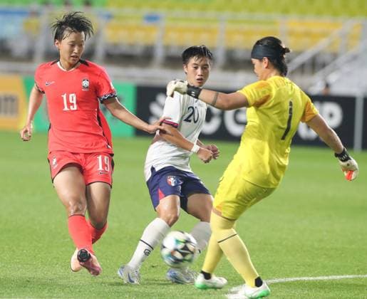 (250716) -- SUWON, July 16, 2025 -- Jeong Dabin (L) of South Korea vies with Chen Ying-hui (C) of Chinese Taipei during the women s match between South Korea and Chinese Taipei at the EAFF (East Asian Football Federation) E-1 Football Championship 2025 Final in Suwon, South Korea, July 16, 2025. ) (SP)SOUTH KOREA-SUWON-FOOTBALL-EAFF E-1-WOMEN-SOUTH KOREA VS CHINESE TAIPEI YaoxQilin 