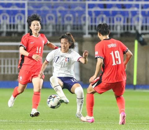 (250716) -- SUWON, July 16, 2025 -- Jeong Dabin (R) of South Korea vies with Chen Jin-wen (C) of Chinese Taipei during the women s match between South Korea and Chinese Taipei at the EAFF (East Asian Football Federation) E-1 Football Championship 2025 Final in Suwon, South Korea, July 16, 2025. ) (SP)SOUTH KOREA-SUWON-FOOTBALL-EAFF E-1-WOMEN-SOUTH KOREA VS CHINESE TAIPEI YaoxQilin 