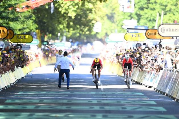 Tour de France 2025 Stage 11 TOULOUSE, FRANCE - JULY 16 : Abrahamsen Jonas (NOR) of Uno-X Mobility in the final sprint during stage 11 of the 112th edition of Tour de France an UCI World Tour 2.UWT cycling road race stage for Men Elite of 154 km with start in Toulouse and finish in Toulouse on July 16, 2025 in Toulouse, France, 16 07 2025 ( Motordriver Kenny Verfaillie - Toulouse France  Copyright: xVincentxKalutx