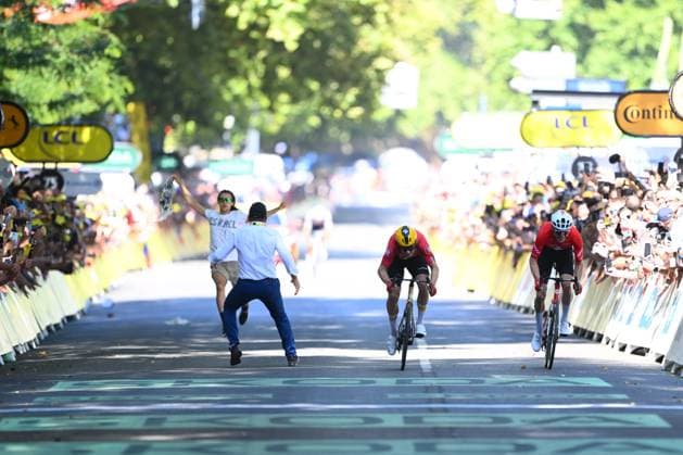Tour de France 2025 Stage 11 TOULOUSE, FRANCE - JULY 16 : Abrahamsen Jonas (NOR) of Uno-X Mobility, Schmid Mauro (SUI) of Team Jayco AlUla in the final sprint during stage 11 of the 112th edition of Tour de France an UCI World Tour 2.UWT cycling road race stage for Men Elite of 154 km with start in Toulouse and finish in Toulouse on July 16, 2025 in Toulouse, France, 16 07 2025 ( Motordriver Kenny Verfaillie - Toulouse France  Copyright: xVincentxKalutx