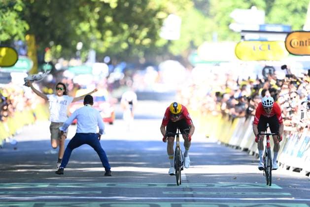 Tour de France 2025 Stage 11 TOULOUSE, FRANCE - JULY 16 : Abrahamsen Jonas (NOR) of Uno-X Mobility, Schmid Mauro (SUI) of Team Jayco AlUla in the final sprint during stage 11 of the 112th edition of Tour de France an UCI World Tour 2.UWT cycling road race stage for Men Elite of 154 km with start in Toulouse and finish in Toulouse on July 16, 2025 in Toulouse, France, 16 07 2025 ( Motordriver Kenny Verfaillie - Toulouse France  Copyright: xVincentxKalutx