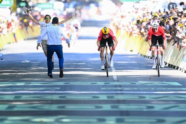 Tour de France 2025 Stage 11 TOULOUSE, FRANCE - JULY 16 : Abrahamsen Jonas (NOR) of Uno-X Mobility, Schmid Mauro (SUI) of Team Jayco AlUla in the final sprint during stage 11 of the 112th edition of Tour de France an UCI World Tour 2.UWT cycling road race stage for Men Elite of 154 km with start in Toulouse and finish in Toulouse on July 16, 2025 in Toulouse, France, 16 07 2025 ( Motordriver Kenny Verfaillie - Toulouse France  Copyright: xVincentxKalutx