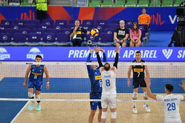Ljubljana, Slovenia, 16th July 2024: Marko Ivovic of Serbia in action against Simone Giannelli of Italy during the IVNL Volleyball Nations League, Week 3 match, between Serbia and Italy at Arena Stozice, Ljubljana, Slovenia. (Natasa Kupljenik SPP) Copyright: xNatasaxKupljenikx xSPPx SPP_1015539