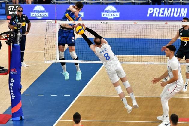 Ljubljana, Slovenia, 16th July 2024: Kamil Rychlicki of Italy (L) in action against Marko Ivovic of Serbia (C) during the IVNL Volleyball Nations League, Week 3 match, between Serbia and Italy at Arena Stozice, Ljubljana, Slovenia. (Natasa Kupljenik SPP) Copyright: xNatasaxKupljenikx xSPPx SPP_1015536