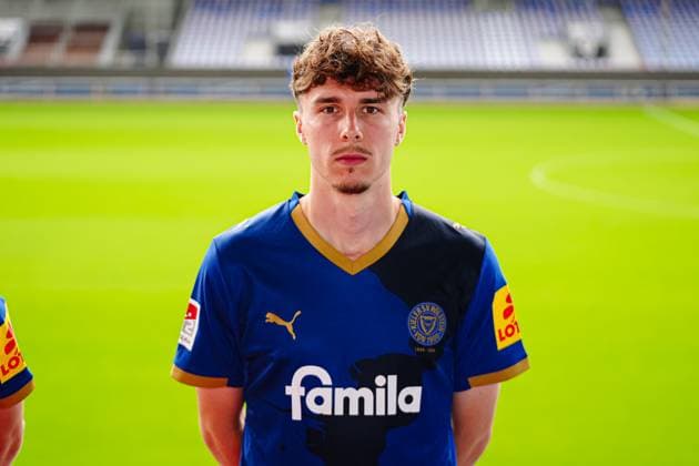 Louis Koester Holstein Kiel 45 GER, Holstein Kiel, 2 Bundesliga, Portraettermin 2025 2026 GER, Holstein Kiel, 2 Bundesliga, Portraettermin 2025 2026 Kiel Copyright: xEibner-Pressefoto MarcelxvonxFehrnx EP_MFN