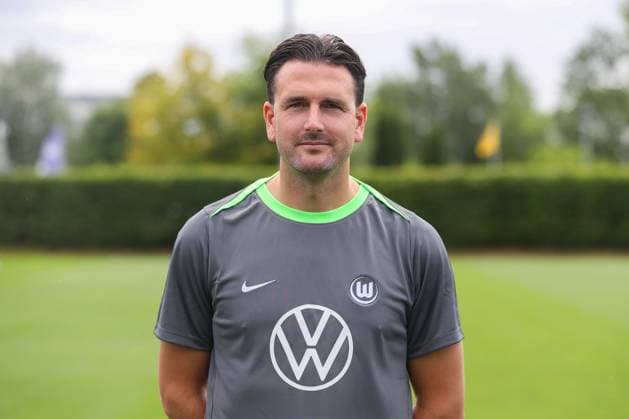 VfL Wolfsburg photo appointment Wolfsburg, 16 07 2025, transition coach Koen Stam VfL Wolfsburg, 1 Bundesliga, portrait appointment 2025 2026 Wolfsburg