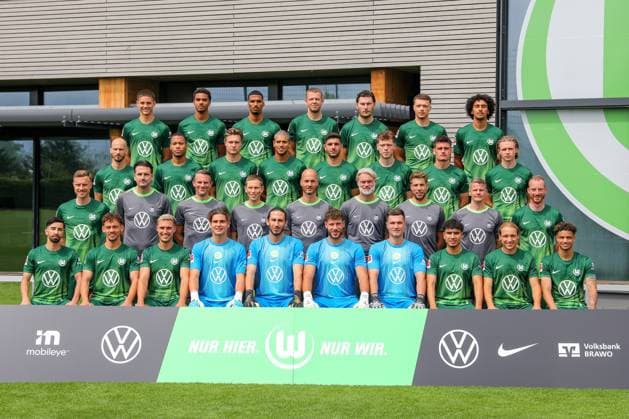 VfL Wolfsburg photo session Wolfsburg, 16 07 2025, VfL Wolfsburg, 1 R f o v l Bence Dardai VfL Wolfsburg , Denis Vavro VfL Wolfsburg , David Odogu VfL Wolfsburg , Moritz Jenz VfL Wolfsburg , Jonas Wind VfL Wolfsburg , Dzenan Pejcinovic VfL Wolfsburg , Mathys Angely VfL Wolfsburg 2 R f o v l Lovro Majer VfL Wolfsburg , Aster Vranckx VfL Wolfsburg , Mattias Svanberg VfL Wolfsburg , Aaron Zehnter VfL Wolfsburg , Konstantinos Koulierakis VfL Wolfsburg , Skov Olsen VfL Wolfsburg , Joakim Maehle VfL Wolfsburg , Patrick Wimmer VfL Wolfsburg 3 R v o v l Yannick Gerhardt VfL Wolfsburg , interim coach Koen Stam VfL Wolfsburg , goalkeeping coach Pascal Formann VfL Wolfsburg , Co-coach Tristan Berghuis VfL Wolfsburg , Co-coach Peter van der Veen VfL Wolfsburg , Co-coach Analysis Martin Darneviel VfL Wolfsburg , Fitness coach Christian Clarup VfL Wolfsburg , Maximilian Arnold VfL Wolfsburg 4 R v o v l Mohammed Amoura VfL Wolfsburg , Aaron Zehnter VfL Wolfsburg , Kilian Fischer VfL Wolfsburg , Goalkeeper Jakub Zielinski VfL Wolfsburg , Goalkeeper Kamil Grabara VfL Wolfsburg , Goalkeeper Marius Müller VfL Wolfsburg , Goalkeeper Pavao Pervan VfL Wolfsburg , David Leal Costa VfL Wolfsburg , Lovro Majer VfL Wolfsburg , Kevin Paredes VfL Wolfsburg TiagoTomas, Rogerio Porträttermin 2025 2026, 1 Bundesliga, Team photo, Wolfsburg are missing