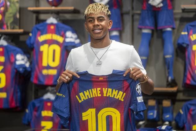 Lamine Yamal inherits FC Barcelona, Barca s iconic number 10 jersey after signing until 2031 BARCELONA, SPAIN - JULY 16: Barcelona s Spanish forward Lamine Yamal poses for a photo holding his new number 10 jersey after signing his contract with FC Barcelona until 2031 at the Camp Nou stadium s shop in Barcelona, Spain on July 16, 2025. This Wednesday, FC Barcelona officially announced that Lamine Yamal, having just turned 18, will wear the iconic number 10 shirt after renewing his contract until 2031. With an already impressive record that includes 18 goals, 25 assists, and a European Championship, EM, Europameisterschaft title with Spain, Yamal takes on a historic responsibility once held by legends like Messi, Ronaldinho, and Maradona. The young winger said at the event that the jersey does not put pressure on him and that he is determined to forge his own path at FC Barcelona. Stringer Anadolu Barcelona Spain. Editorial use only. Please get in touch for any other usage.  Copyright: x2025xAnadoluxStringerx