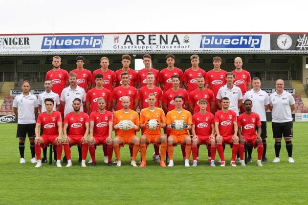 Sports Men Soccer Soccer Regionalliga Nord Ost Season 2025 26 16 07 2025 Bluechip Arena Meuselwitz Thuringia ZFC Meuselwitz Team Photo Team Photo front row from l n r Luca Bürger, Andy Trübenbach, RenÃ Eckardt, Chris Kroner, Lukas Sedlak, Justin Fietz, Bastian Burghold, Fabian Raithel, Califo BaldÃ middle row from l n r Sebastian Ebneth Physiotherapist, Enrico Scheil Team Manager, Holm Pinder co-coach, Christoph Pauling, Leon Schmökel, Hendrik Wurr, Eric Stiller, Cemal Kaymaz, Georg Martin Leopold head coach, Tobias Kups co-coach, Roman Linke goalkeeper and athletics coach back row from left to right Jan Halasz, Elias Ndukwe Oke, Felix Rehder, Ben Keßler, Florian Hansch, Luis Fischer, Theo Teßmer, Nick Seidemann, David Pfeil Meuselwitz Thueringen Germany