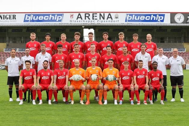 Sports Men Soccer Soccer Regionalliga Nord Ost Season 2025 26 16 07 2025 Bluechip Arena Meuselwitz Thuringia ZFC Meuselwitz Team Photo Team Photo front row from l n r Luca Bürger, Andy Trübenbach, RenÃ Eckardt, Chris Kroner, Lukas Sedlak, Justin Fietz, Bastian Burghold, Fabian Raithel, Califo BaldÃ middle row from l n r Sebastian Ebneth Physiotherapist, Enrico Scheil Team Manager, Holm Pinder co-coach, Christoph Pauling, Leon Schmökel, Hendrik Wurr, Eric Stiller, Cemal Kaymaz, Georg Martin Leopold head coach, Tobias Kups co-coach, Roman Linke goalkeeper and athletics coach back row from left to right Jan Halasz, Elias Ndukwe Oke, Felix Rehder, Ben Keßler, Florian Hansch, Luis Fischer, Theo Teßmer, Nick Seidemann, David Pfeil Meuselwitz Thueringen Germany