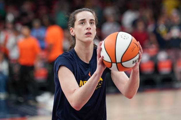 July 15, 2025, Boston, Massachusetts, USA: Indiana Fever guard Caitlin Clark (22) warms up before the game against the Connecticut Sun at TD Garden Boston USA - ZUMAw109 20250715_fap_w109_024 Copyright: xDebbyxWongx