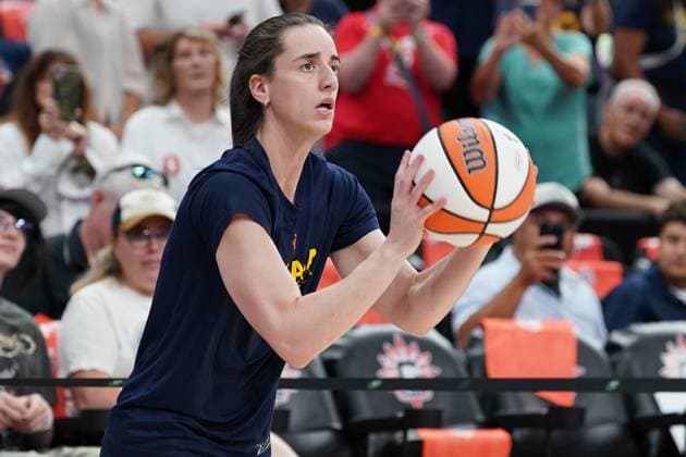 July 15, 2025, Boston, Massachusetts, USA: Indiana Fever guard Caitlin Clark (22) warms up before the game against the Connecticut Sun at TD Garden Boston USA - ZUMAw109 20250715_fap_w109_035 Copyright: xDebbyxWongx