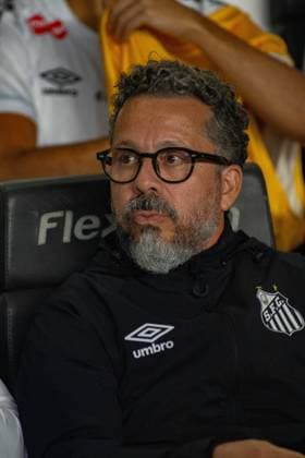 Campeonato Brasileiro Santos x Flamengo SANTOS, SP - 16.07.2025: CAMPEONATO BRASILEIRO SANTOS X FLAMENGO - Coach Cleber Xavier (Santos) during the match between Santos x Flamengo valid for series A of the Brazilian Championship, held at the Urbano Caldeira Stadium in Santos SP, this Wednesday (16). (Photo: Luiz Carlos da Silva Fotoarena) x2772184x  LuizxCarlosxdaxSilva