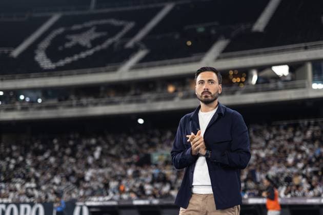 July 16, 2025, Rio de Janeiro, Rio de Janeiro, BRA: RIO DE JANEIRO, BRAZIL - JULY 16: DAVIDE ANCELOTTI, Head Coach of Botafogo, looks on prior the match between Botafogo and Vitoria as part of Brasileirao 2025 at Estadio Olimpico Nilton Santos on July 16, 2025 in Rio de Janeiro, Brazil. Rio de Janeiro BRA - ZUMAc227 20250716_zsp_c227_025 Copyright: xRuanoxCarneirox