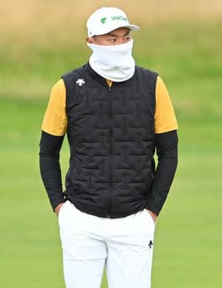 Haotong Li wraps up against the cold on the 1st fairway The Open Golf, Round 1, Royal Portrush Golf Club, County Antrim, Northern Ireland, UK - 17 Jul 2025Portrush Royal Portrush Golf Club Northern Ireland United Kingdom  Copyright: xGreigxCowie Shutterstockx 15402507h