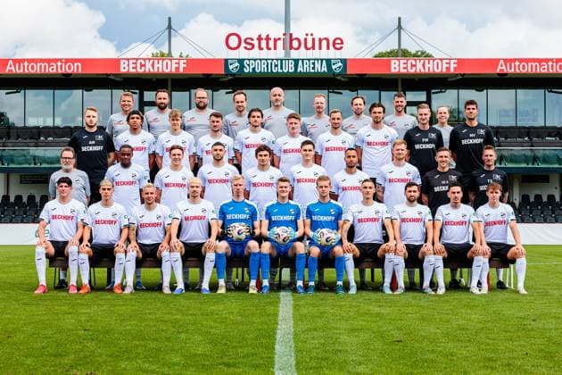 SC Verl 3 Liga, Porträttermin 2025 2026, Team photo, top row from left Matt Beadle Technical Director , Zlatko Janjic Sports Director , Mirko Leesemann Team Manager , Dr Simon Eschrig Internal Team Physician , Dr Jochen Schroeder Orthopaedic Team Physician , Dr Bjoern Blecher Radiologist , Dr Christian Colcuc Orthopaedic team physician , Sascha Naerger Physiotherapist , Mia Bittner Physiotherapist , 3 row from left Arne Winter Videoanalyst , Joshua Eze, Marco Mannhardt, Yari Otto, Julian Stark, Dennis Waidner, Michel Stoecker, Fynn Otto, Fynn Müller Goalkeeper coach , Nils Vogt Athletics Coach , 2nd row from left Johannes Koenig Equipment Manager , Chilohem Onuoha, Fabian Wessig, Oualid Mhamdi, Ethan Kohler, Martin Ens, Tobias Knost, Jonas Arweiler, Sergej Schmik Co Trainer , Tobias Strobl Trainer , front row from left Alessio Besio, Almin Mesanovic, Niko Kijewski, Paul Lehmann, Fabian Pekruhl, Philipp Schulze, Marlon Zacharias, Dominik Steczyk, Berkan Taz, Timur Gayret, Konstantin Gerhardt GER, portrait date SC Verl, football, 3 league, season 2025 2026, 16 07 2025 GER, portrait date SC Verl, football, 3 league, season 2025 2026, 16 07 2025 Verl Copyright: xEibner-Pressefoto JanxRollingerx EP_JSK