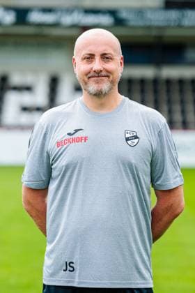 Dr. Jochen Schroeder, Orthopaedic Team Doctor SC Verl 3 Liga, Porträttermin 2025 2026 GER, Porträttermin SC Verl, Football, 3 Liga, Season 2025 2026, 16 07 2025 GER, Porträttermin SC Verl, Football, 3 Liga, Season 2025 2026, 16 07 2025 Verl Copyright: xEibner-Pressefoto JanxRollingerx EP_JSK