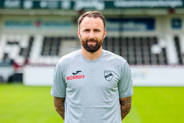 Zlatko Janjic, Board Member Sport SC Verl 3 Liga, Porträttermin 2025 2026 GER, Porträttermin SC Verl, Football, 3 Liga, Season 2025 2026, 16 07 2025 GER, Porträttermin SC Verl, Football, 3 Liga, Season 2025 2026, 16 07 2025 Verl Copyright: xEibner-Pressefoto JanxRollingerx EP_JSK