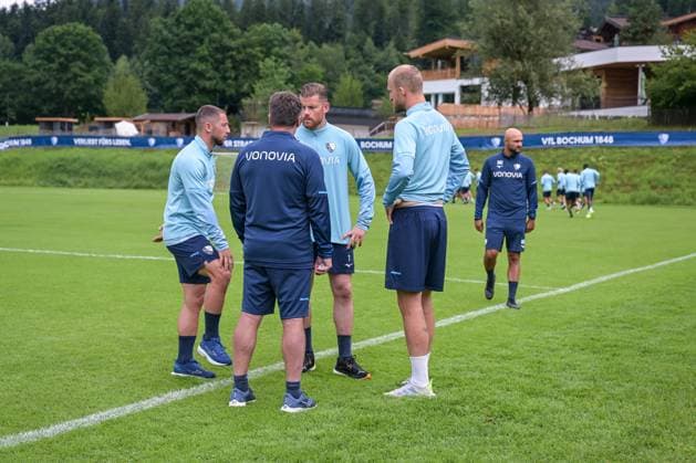 17 07 2025, Football, Season 2025 2026, 2 Bundesliga, Preparation, VfL Bochum summer training camp in Scheffau am Wilden Kaiser, Post-match meeting, Maximilian Wittek VfL Bochum 1848 , Goalkeeper Timo Horn VfL Bochum 1848 , Philipp Hofmann VfL Bochum 1848 xRHR PHOTO YYx Copyright: RHR-FOTOx RHR-FOTO YY