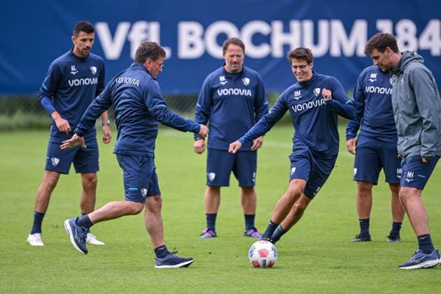 17 07 2025, Football, Season 2025 2026, 2 Bundesliga, Preparation, VfL Bochum summer training camp in Scheffau am Wilden Kaiser, The coaching team kicks a round for themselves Coach Dieter Hecking VfL Bochum 1848 , Videoanalyst Robin Mehring VfL Bochum 1848 xRHR PHOTO YYx Copyright: RHR-FOTOx RHR-FOTO YY