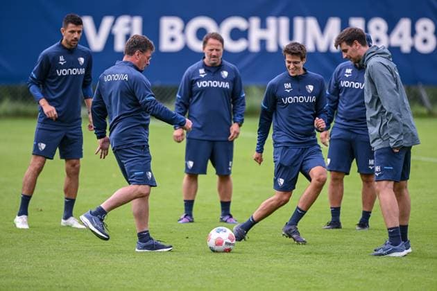 17 07 2025, Football, Season 2025 2026, 2 Bundesliga, Preparation, VfL Bochum summer training camp in Scheffau am Wilden Kaiser, The coaching team kicks a round for themselves Coach Dieter Hecking VfL Bochum 1848 , Videoanalyst Robin Mehring VfL Bochum 1848 xRHR PHOTO YYx Copyright: RHR-FOTOx RHR-FOTO YY