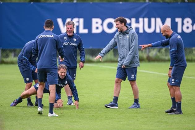 17 07 2025, Football, Season 2025 2026, 2 Bundesliga, Preparation, VfL Bochum summer training camp in Scheffau am Wilden Kaiser, The coaching team kicks a round for themselves Coach Dieter Hecking VfL Bochum 1848 kicks with xRHR PHOTO YYx Copyright: RHR-FOTOx RHR-FOTO YY
