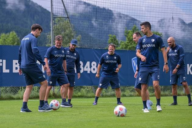 17 07 2025, Football, Season 2025 2026, 2 Bundesliga, Preparation, VfL Bochum summer training camp in Scheffau am Wilden Kaiser, The coaching team kicks a round for themselves Coach Dieter Hecking VfL Bochum 1848 kicks with xRHR PHOTO YYx Copyright: RHR-FOTOx RHR-FOTO YY