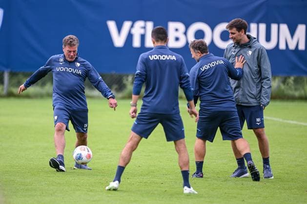 17 07 2025, Football, Season 2025 2026, 2 Bundesliga, Preparation, VfL Bochum summer training camp in Scheffau am Wilden Kaiser, The coaching team kicks a round for themselves Coach Dieter Hecking VfL Bochum 1848 kicks with xRHR PHOTO YYx Copyright: RHR-FOTOx RHR-FOTO YY