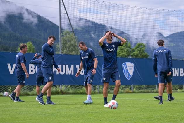 17 07 2025, Football, Season 2025 2026, 2 Bundesliga, Preparation, VfL Bochum summer training camp in Scheffau am Wilden Kaiser, The coaching team kicks a round for themselves Coach Dieter Hecking VfL Bochum 1848 kicks with co-coach Anthony Losilla VfL Bochum 1848 xRHR PHOTO YYx Copyright: RHR-FOTOx RHR-FOTO YY