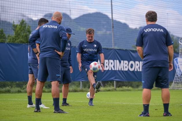 17 07 2025, Football, Season 2025 2026, 2 Bundesliga, Preparation, VfL Bochum summer training camp in Scheffau am Wilden Kaiser, The coaching team kicks a round for themselves Coach Dieter Hecking VfL Bochum 1848 kicks with co-coach Anthony Losilla VfL Bochum 1848 xRHR PHOTO YYx Copyright: RHR-FOTOx RHR-FOTO YY