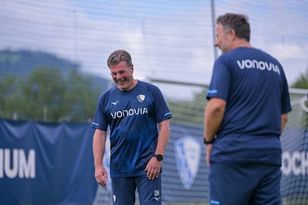 17 07 2025, Football, Season 2025 2026, 2 Bundesliga, Preparation, VfL Bochum summer training camp in Scheffau am Wilden Kaiser, The coaching team kicks a round for themselves Coach Dieter Hecking VfL Bochum 1848 kicks with co-coach Anthony Losilla VfL Bochum 1848 xRHR PHOTO YYx Copyright: RHR-FOTOx RHR-FOTO YY