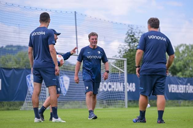 17 07 2025, Football, Season 2025 2026, 2 Bundesliga, Preparation, VfL Bochum summer training camp in Scheffau am Wilden Kaiser, The coaching team kicks a round for themselves Coach Dieter Hecking VfL Bochum 1848 kicks with co-coach Anthony Losilla VfL Bochum 1848 xRHR PHOTO YYx Copyright: RHR-FOTOx RHR-FOTO YY