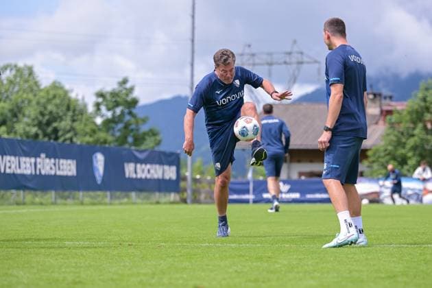 17 07 2025, Football, Season 2025 2026, 2 Bundesliga, Preparation, VfL Bochum summer training camp in Scheffau am Wilden Kaiser, The coaching team kicks a round for themselves Coach Dieter Hecking VfL Bochum 1848 kicks with co-coach Anthony Losilla VfL Bochum 1848 xRHR PHOTO YYx Copyright: RHR-FOTOx RHR-FOTO YY