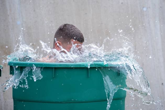 17 07 2025, Football, Season 2025 2026, 2 Bundesliga, Preparation, VfL Bochum summer training camp in Scheffau am Wilden Kaiser, Goalkeeper Niclas Thiede VfL Bochum 1848 goes into the ice buoy, xRHR PHOTO YYx Copyright: RHR-FOTOx RHR-FOTO YY